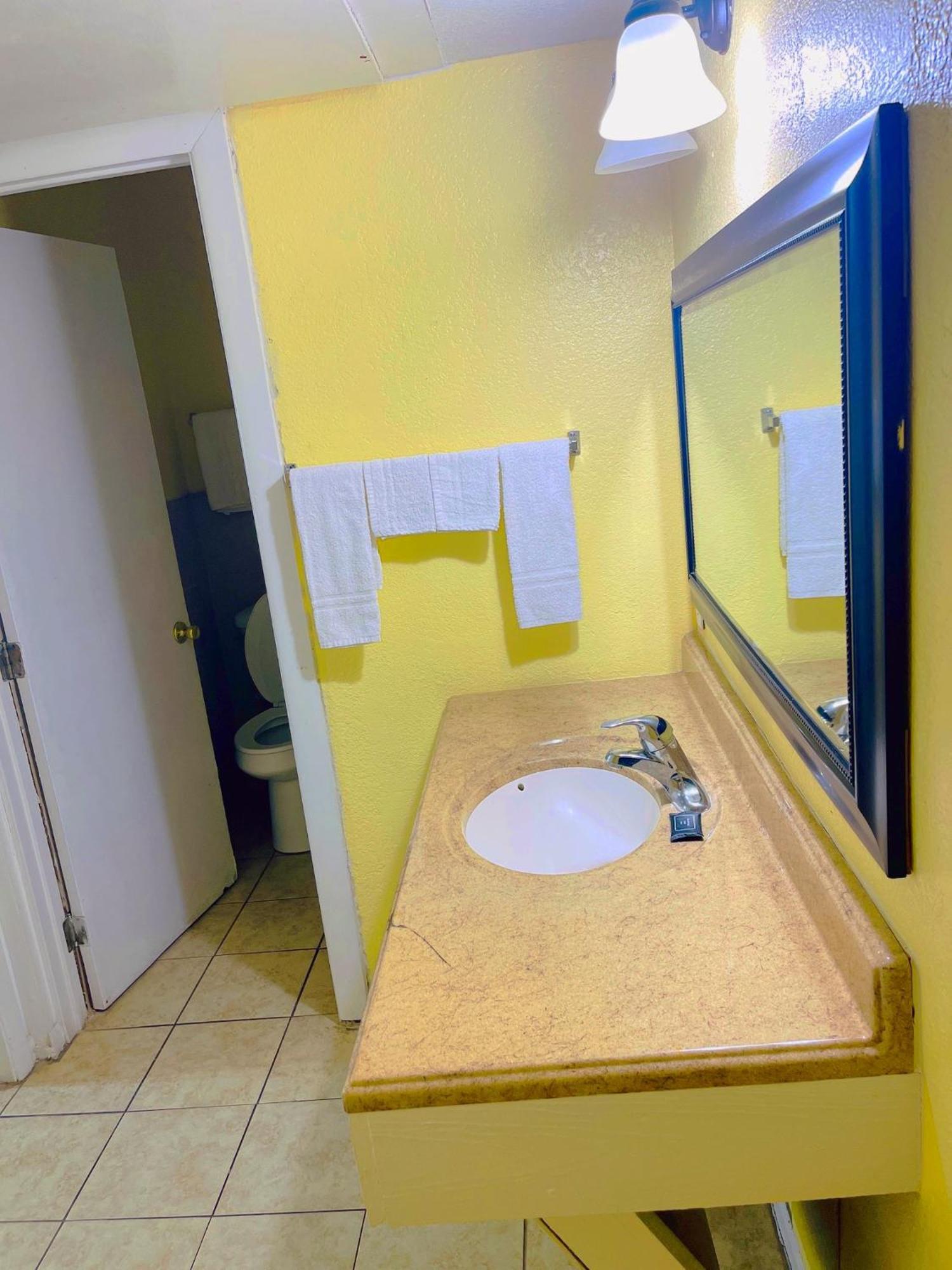 Queen Room with Two Queen Beds with Partial Sea View